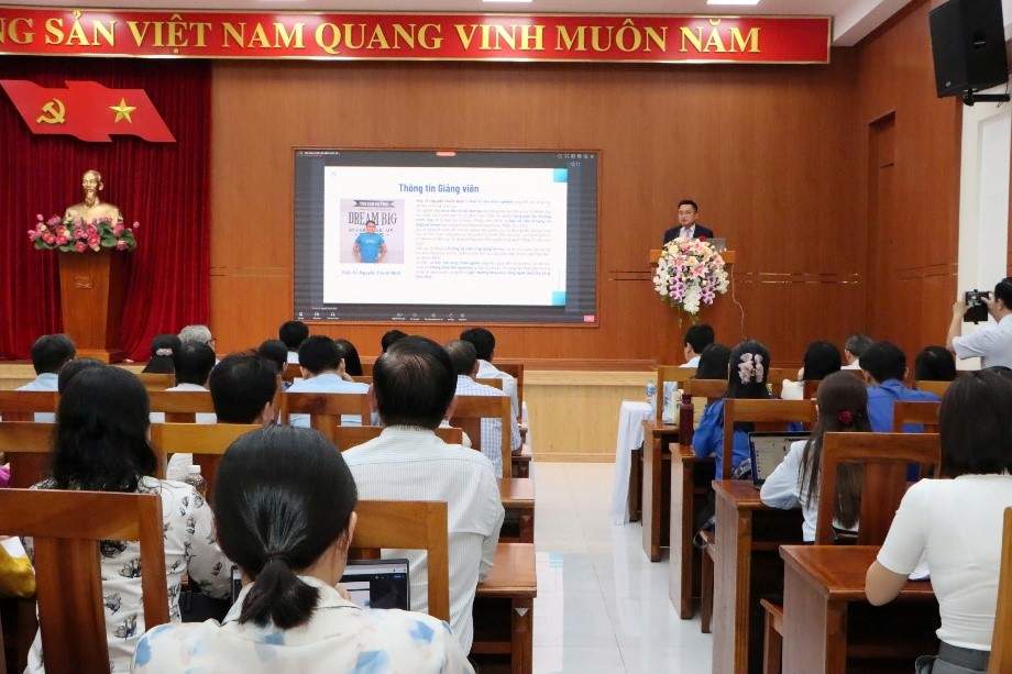 PGS-TS Nguyễn Thanh Bình, Trưởng bộ môn Ứng dụng tin học, Đại học Quốc gia Thành phố Hồ Chí Minh giới thiệu tổng quan về AI tại hội nghị.