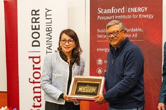 GS.TS Nguyễn Thị Thanh Mai tặng quà lưu niệm của ĐHQG-HCM đến Stanford Doerr.