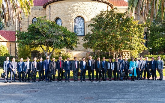 Đoàn Lãnh đạo cấp cao TP.HCM, ĐHQG-HCM và Đại học Stanford tại khuông viên ĐH Stanford.